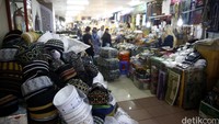 Ratusan kios dengan beragam keperluan untuk haji dan umrah tersaji lengkap disini.