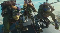 Leonardo, Michelangelo, dan Donatello beraksi di atas sayap sebuah pesawat. (Dok. Paramount Pictures)