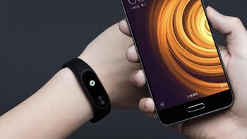 Meski tidak dibuat berwarna, layar ini dapat menampilkan sejumlah informasi penting. Foto: miui