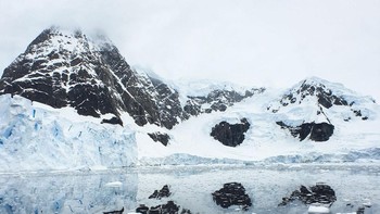 Nazi, Alien & Kota Atlantis yang Hilang: Antartika adalah tempat berkembang biaknya teori konspirasi. Ada kepercayaan bahwa Atlantis terletak di bawah esnya. Yang lain percaya Antrtika pernah dihuni oleh alien, dan telah mengklaim beberapa penampakan UFO baik secara langsung maupun di Google Earth. Ada juga pembicaraan tentang pangkalan rahasia Nazi di Antartika. Hitler memang mengirim ekspedisi untuk mengklaim sebagian benua itu, tapi proyek itu tidak pernah selesai. Terlepas dari itu, beberapa orang percaya bahwa bunker rahasia ada di sana dan bahwa para pelaku Nazi yang melarikan diri berlindung di sana setelah perang, bahkan mungkin Hitler sendiri. Foto: John Bozinov