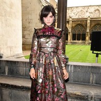 Penyanyi asal Prancis, Soko, mengatakan pada W Magazine kalau tidak termasuk orang yang tak memandang gender saat menjalin hubungan asmara. Wanita yang pernah kencan dengan Kristen Stewart ini mengatakan, Aku selalu terbuka dengan seksualitasku, artinya aku tidak terlalu peduli dengan gender. Foto: Getty Images