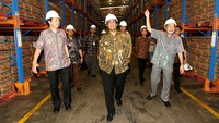 Mentan Amran Sulaiman (tengah) didampingi Managing Director Sinarmas G Sulistiyanto dan GM PT Smart Marunda Refinery Centre Agus Wijaya meninjau pabrik seluas lebih dari 20 hektar tersebut. Ist/Kementan.
