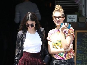 Gigi Hadid Pakai Sneakers Rp 13 Juta Saat Makan Siang dengan Kendall Jenner
