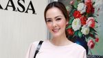 Cathy Sharon Cantik dengan Warna Pastel