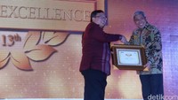 Menteri Keuangan Bambang Brojonegoro menyerahkan penghargaan Marketing Research Indonesia (MRI) kepada Direktur Operasional Bank BJB Benny Santoso di Jakarta, Kamis (2/5) malam.