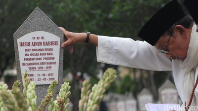 BJ Habibie Ziarah ke Makam Sang Istri