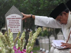 BJ Habibie Terkenang Saat Dukung Ainun Beri ASI pada Anaknya