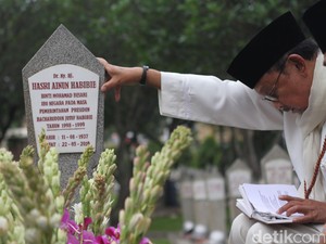 BJ Habibie Terkenang Saat Dukung Ainun Beri ASI pada Anaknya