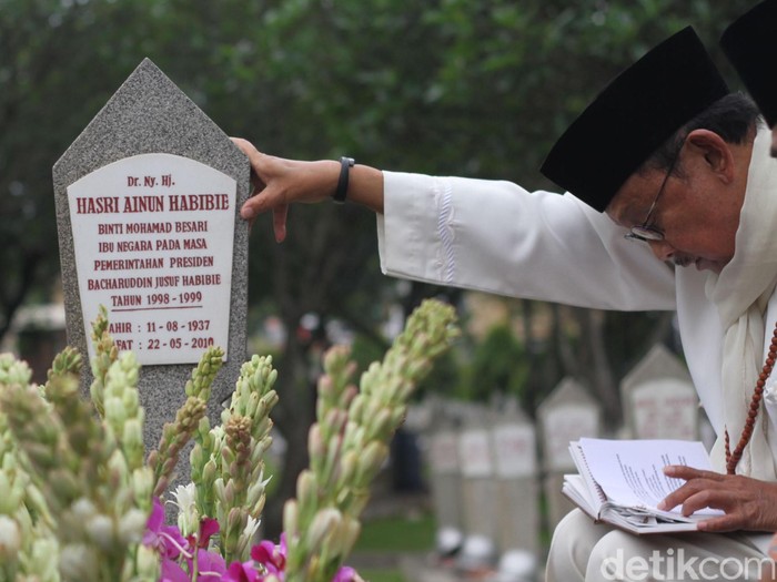 Habibie saat ziarah ke makam Ainun (Foto: Grandyos Zafna) Habibie saat ziarah ke makam Ainun (Foto: Grandyos Zafna)