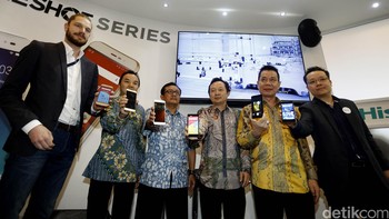 Head of Retail Lazada Pierce Beckers, Senior Director & Country Manger Indonesia QUALQOM Shannedy Ong, Perwakilan Dirjan SDPPI Rudi Hendarwin, CEO PT Parastar Echorindo Harry Hartono, Dirut PT Satnusa Persada Tbk Abidin, dan Sales Director PT Hisense International Indonesia Stanley Widjaja hadir dalam peluncuran  smartphone Kingkong II.