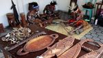Suku Kamoro Unjuk Keahlian Ukir Kayu