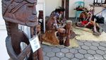 Suku Kamoro Unjuk Keahlian Ukir Kayu