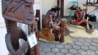 Jenis ukiran yang dibuat suku Kamoro memiliki fungsi tersendiri yang bersifat sakral dengan berbagai guratan motif penuh makna.