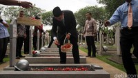 Ahok melakukan tabur bunga.
