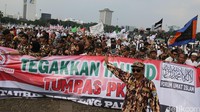 Pendemo berkumpulan di pelataran Monas dan berjalan kaki menuju Jl Medan Merdeka Barat.