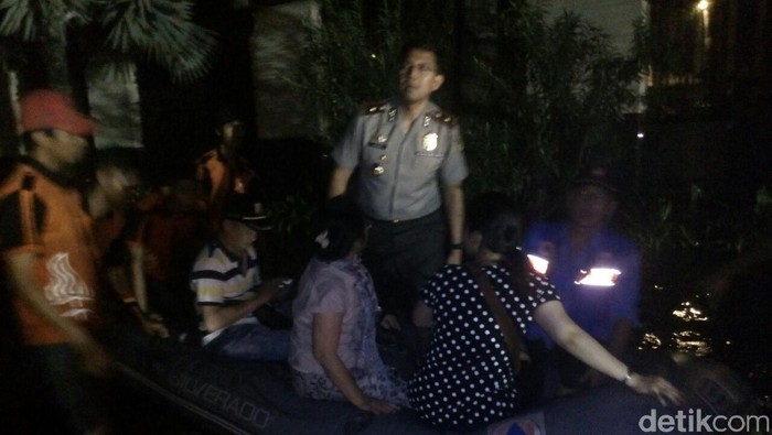 Tanggul Jebol, Begini Suasana Evakuasi Warga Perumahan Pantai Mutiara