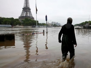 Banjir Paris Tewaskan 2 Orang, Presiden Hollande Tetapkan Darurat Nasional