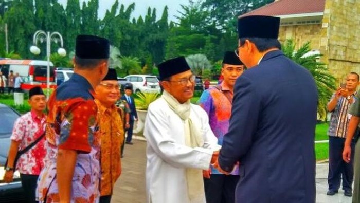 Saat Ahok Tak Sengaja Bertemu Habibie di TMP Kalibata