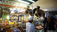 Berdasarkan data tahun 2015 Kemenag mencatat rata-rata dalam sebulan ada lebih dari 6000 jamaah umrah asal Indonesia yang berangkat ke tanah suci.