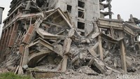 Seperti diberitakan sebelumnya, gedung tua yang telah lama kosong di Kawasan Bintaro, Tangerang Selatan, roboh. Gedung itu disebut tidak lolos uji kelayakan lantaran ada kesalahan kontur bangunan.