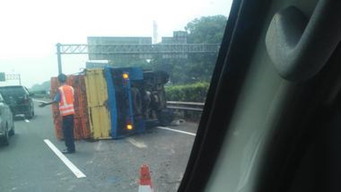 Truk Bermuatan Ayam Terguling di KM 23 Tol Jagorawi Arah Jakarta