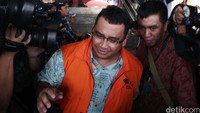 Herry Setiadji keluar gedung KPK usai menjalani pemeriksaan.