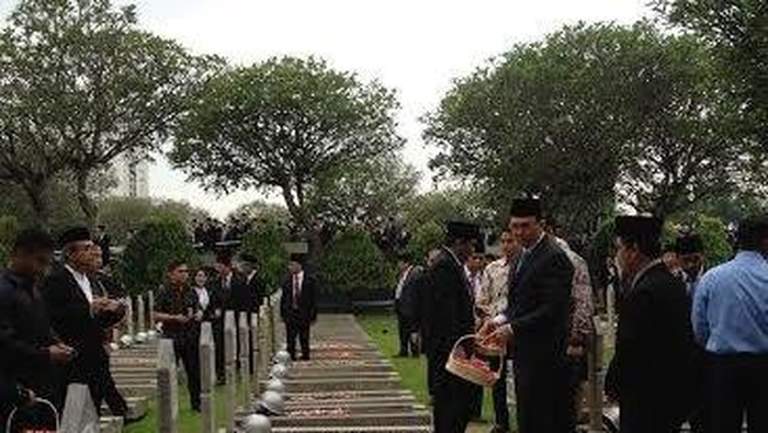 Peringati HUT ke-489 Jakarta,  Ahok dan Djarot Ziarah ke Taman Makam Pahlawan