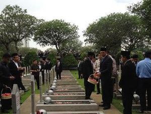 Peringati HUT ke-489 Jakarta,  Ahok dan Djarot Ziarah ke Taman Makam Pahlawan