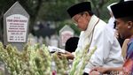 BJ Habibie Ziarah ke Makam Sang Istri
