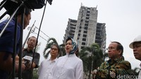 Ia didampingi pejabat Pemkot Tangsel untuk melihat sebagian bangunan yang masih tegak berdiri.