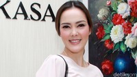 Senyum membuatnya semakin terlihat cantik dan berseri-seri.