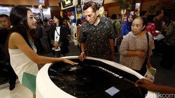 Smartphone ini juga bisa bertahan di dalam air sedalam 1 meter paling tidak selama 30 menit.