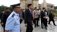 Ahok tiba di TMP Kalibata, Jakarta Selatan, sekitar pukul 07.30 WIB, Jumat (3/6/2016). Ahok tampak mengenakan setelan jas warna hitam dan peci warna hitam.