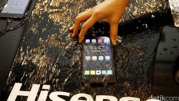 Selain tahan air, smartphone ini juga sudah 4G LTE.