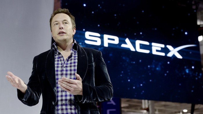 HAWTHORNE-CA-MAY 29: SpaceX CEO Elon Musk unveils the companys new manned spacecraft, The Dragon V2, designed to carry astronauts into space during a news conference on May 29, 2014, in Hawthorne, California. The private spaceflight company has been flying unmanned capsules to the Space Station delivering cargo for the past two years. The Dragon V2 manned spacecraft will ferry up to seven astronauts to low-Earth orbit. (Photo by Kevork Djansezian/Getty Images)