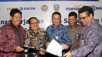 Pupuk Indonesia Group bekerjasama dengan tiga Bank BUMN dan satu Bank Swasta untuk memudahkan pembayaran transaksi penjualan pupuk secara real-time kepada pelanggan, menyangkut penggunaan fasilitas transaksi penerimaan pembayaran (incoming payment) dan transaksi pengeluaran pembayaran (outgoing payment) secara host to host, serta kerjasama pemberian fasilitas pembiayaan kepada Distributor (distributor financing). (ist)