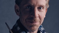 Dalam foto yang dipublikasikan, Ron yang tampak lebih tua dengan keriput di wajahnya itu akan diperankan oleh Paul Thornley. (Pottermore)