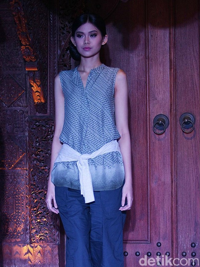 Melihat potensi pasar Indonesia terhadap batik, Uniqlo pun merilis koleksi bermotif salah satu wastra Nusantara tersebut pada 2016.  Untuk busana wanita, motif batiknya bernuansa flora, seperti sulur daun dan sinar bintang. (Foto: Muhammad Abduh/Wolipop)