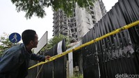 Setelah rangka bangunan dibeli, sejak tanggal 1 Mei 2016 lalu ada beberapa pekerja yang bertugas menguliti gedung tersebut. Namun pada Kamis, 2 Juni 2016, bangunan tersebut roboh sebagian. Beruntung, tidak ada korban dalam kejadian tersebut.