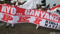 Spanduk Ayo Ganyang PKI dibentangkan pendemo.