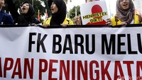 Demonstran berorasi di depan Kemenristekdikti.