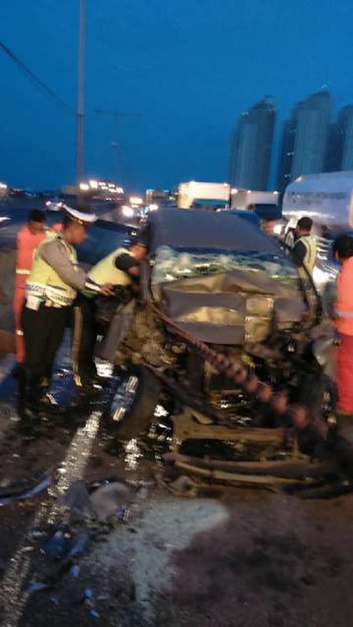 Tabrak Kontainer di Tol Ancol, Mobil Dinas TNI AL Terjepit