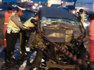 Tabrak Kontainer di Tol Ancol, Mobil Dinas TNI AL Terjepit