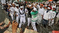 Sebagian pendemo meminta rekannya agar tidak menerobos kawat berduri yang memisahkan kawasan Monas dengan Jl Medan Merdeka Barat.