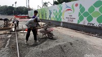 Sejumlah pekerja mengerjakan trotoar di sepanjang Jalan Asia-Afrika, Jakarta Pusat, Jumat (3/6/2016).