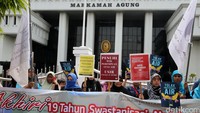 Unjuk rasa ini diikuti oleh sekitar 30 orang.