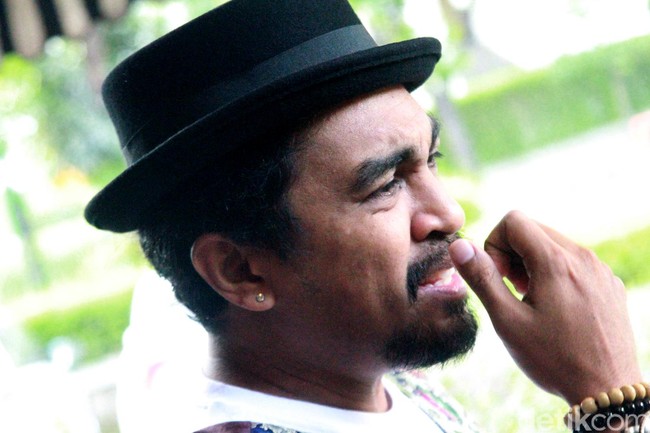 Jatuh cinta pada topi fedora lantas membuat Glenn Fredly hobi mengoleksinya. Dari sekian banyak koleksi topinya, terdapat satu yang menjadi  favorit penyanyi kelahiran Jakarta, 30 September 1975, itu. (Foto: Gus Mun/detikHOT)