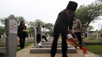 Makam yang ditaburi di antaranya mantan Gubernur DKI dan wali kota Jakarta.