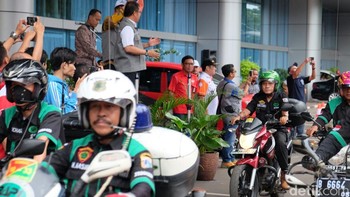 Mereka datang bukan untuk berdemo, melainkan mengikuti apel dalam rangka pengecekan kesiapan jaringan seluler guna menyambut mudik yang dikomandoi Menkominfo Rudiantara. Foto: detikINET/Ardhi Suryadhi