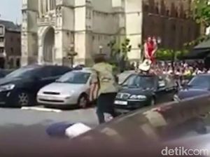 Seorang Wanita Hancurkan Mobil Pacarnya dengan Gitar